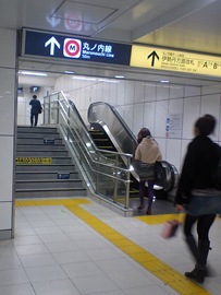 新宿三丁目駅のエスカレーター