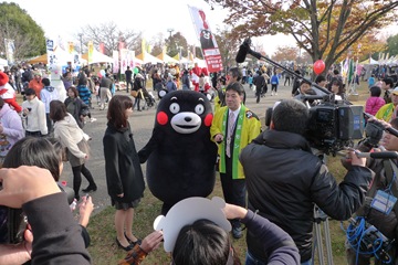 取材中のくまモン